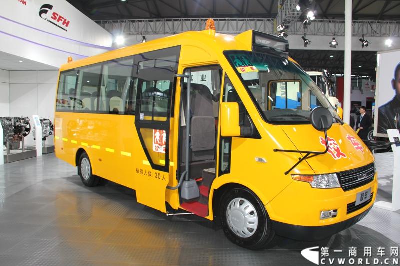 作为上汽商用车板块重要组成部分的南京依维柯以“心动力.新生活”为参展主题，展示了新概念高端轻型客车依维柯POWER DAILY 2013款以及今年一月全新上市的高端轻卡“超越”和以“更安全，更周全”著称的依维柯校车。图为南京依维柯新款威尼斯A52校车。