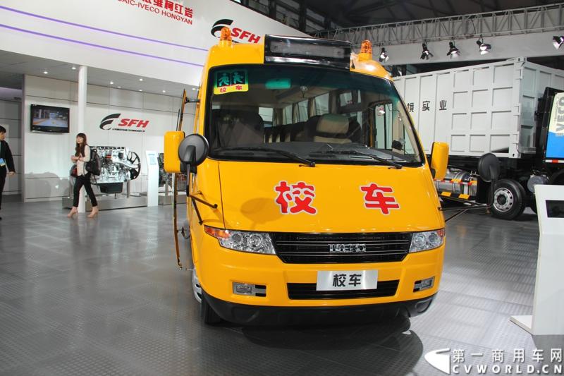 作为上汽商用车板块重要组成部分的南京依维柯以“心动力.新生活”为参展主题，展示了新概念高端轻型客车依维柯POWER DAILY 2013款以及今年一月全新上市的高端轻卡“超越”和以“更安全，更周全”著称的依维柯校车。图为南京依维柯新款威尼斯A52校车。