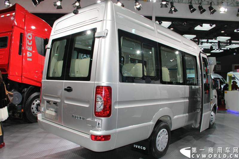 作为上汽商用车板块重要组成部分的南京依维柯以“心动力.新生活”为参展主题，展示了新概念高端轻型客车依维柯POWER DAILY 2013款以及今年一月全新上市的高端轻卡“超越”和以“更安全，更周全”著称的依维柯校车。图为南京依维柯POWER DAILY 2013款。