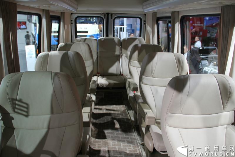 作为上汽商用车板块重要组成部分的南京依维柯以“心动力.新生活”为参展主题，展示了新概念高端轻型客车依维柯POWER DAILY 2013款以及今年一月全新上市的高端轻卡“超越”和以“更安全，更周全”著称的依维柯校车。图为南京依维柯POWER DAILY 2013款。