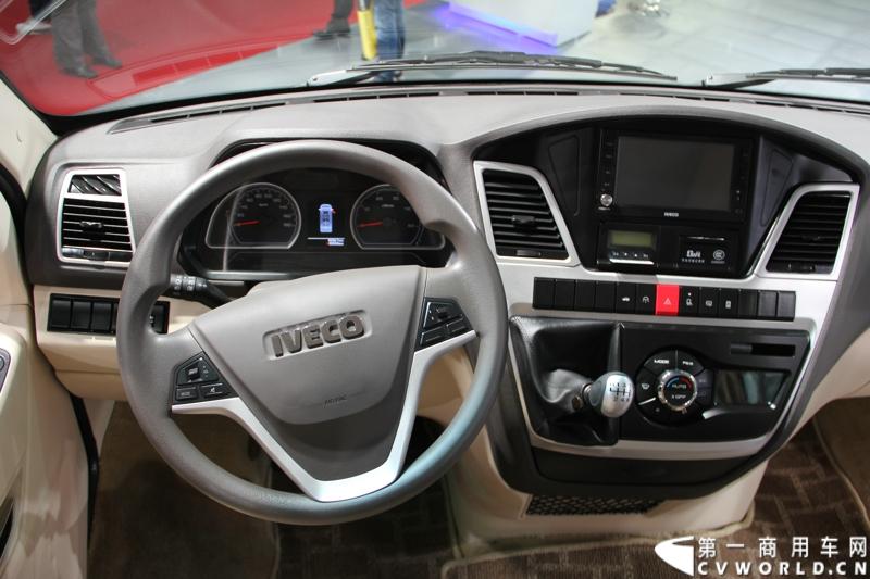 作为上汽商用车板块重要组成部分的南京依维柯以“心动力.新生活”为参展主题，展示了新概念高端轻型客车依维柯POWER DAILY 2013款以及今年一月全新上市的高端轻卡“超越”和以“更安全，更周全”著称的依维柯校车。图为南京依维柯POWER DAILY 2013款。