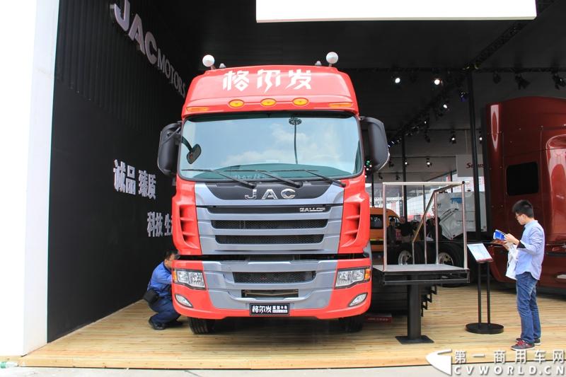 此次上海车展，江淮格尔发以8×4载货车和4×2 LNG牵引车与世界顶级重卡美国纳威司达重卡同台亮相。图为江淮HFC1314K1R1LT型载货汽车