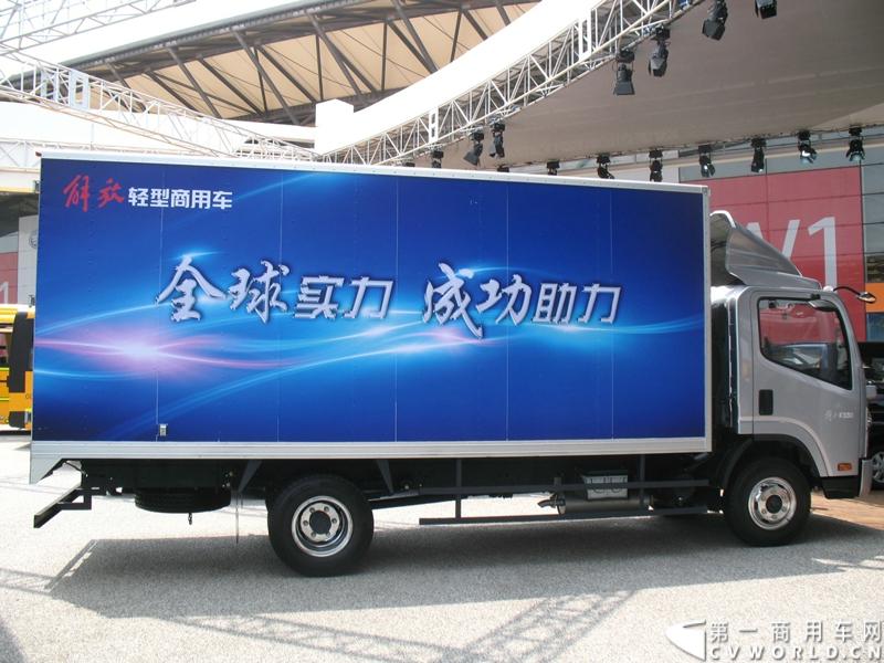 2013年4月20日，一汽通用汽车携全新中高端轻卡解放S230亮相第15届上海国际车展，高端轻卡解放F330也同时亮相。