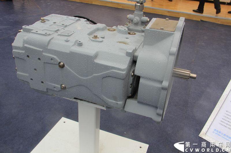 2013年上海车展展出的北奔重汽9档手动商用车变速箱。