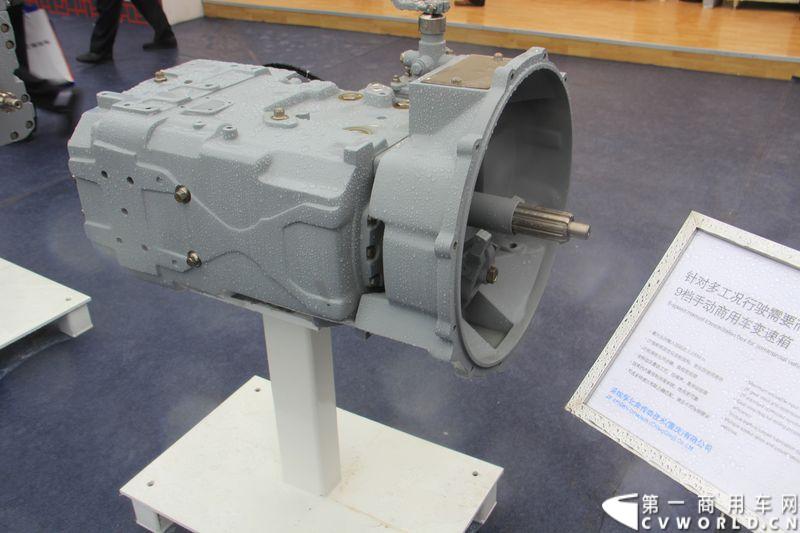 2013年上海车展展出的北奔重汽9档手动商用车变速箱。