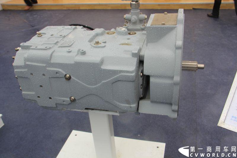 2013年上海车展展出的北奔重汽9档手动商用车变速箱。