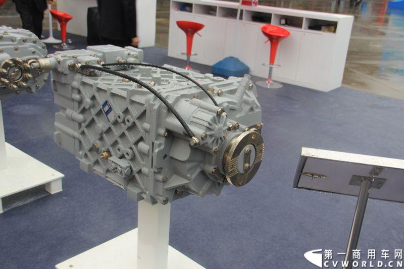 2013年上海车展展出的北奔重汽16档手动商用车变速箱。