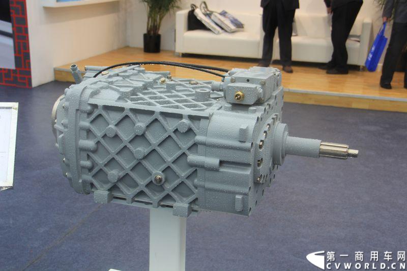 2013年上海车展展出的北奔重汽16档手动商用车变速箱。