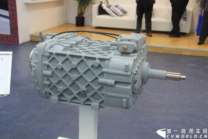 2013年上海车展展出的北奔重汽16档手动商用车变速箱。