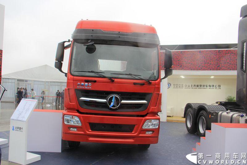 本次上海车展，北奔重汽公司携三款产品参展，其中高端物流车V3HT和窄车身轻量化车V3M两款车都是首次面市。图为北奔ND4240L23J7Z00 V3M 6X2牵引车。