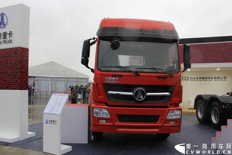 本次上海车展，北奔重汽公司携三款产品参展，其中高端物流车V3HT和窄车身轻量化车V3M两款车都是首次面市。图为北奔ND4240L23J7Z00 V3M 6X2牵引车。