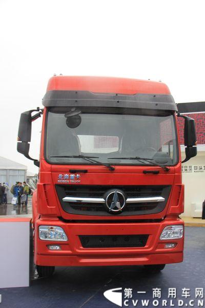 本次上海车展，北奔重汽公司携三款产品参展，其中高端物流车V3HT和窄车身轻量化车V3M两款车都是首次面市。图为北奔ND4240L23J7Z00 V3M 6X2牵引车。