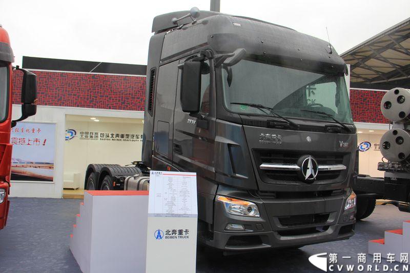 本次上海车展，北奔重汽公司携三款产品参展，其中高端物流车V3HT和窄车身轻量化车V3M两款车都是首次面市。图为北奔ND42500B33J7 V3HT 6X4牵引车。
