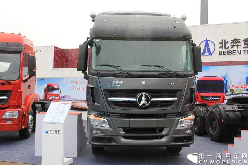 本次上海车展，北奔重汽公司携三款产品参展，其中高端物流车V3HT和窄车身轻量化车V3M两款车都是首次面市。图为北奔ND42500B33J7 V3HT 6X4牵引车。