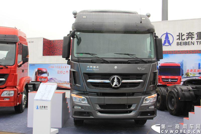 本次上海车展，北奔重汽公司携三款产品参展，其中高端物流车V3HT和窄车身轻量化车V3M两款车都是首次面市。图为北奔ND42500B33J7 V3HT 6X4牵引车。