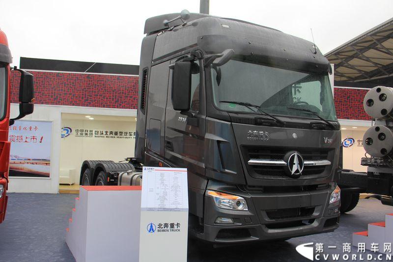 本次上海车展，北奔重汽公司携三款产品参展，其中高端物流车V3HT和窄车身轻量化车V3M两款车都是首次面市。图为北奔ND42500B33J7 V3HT 6X4牵引车。