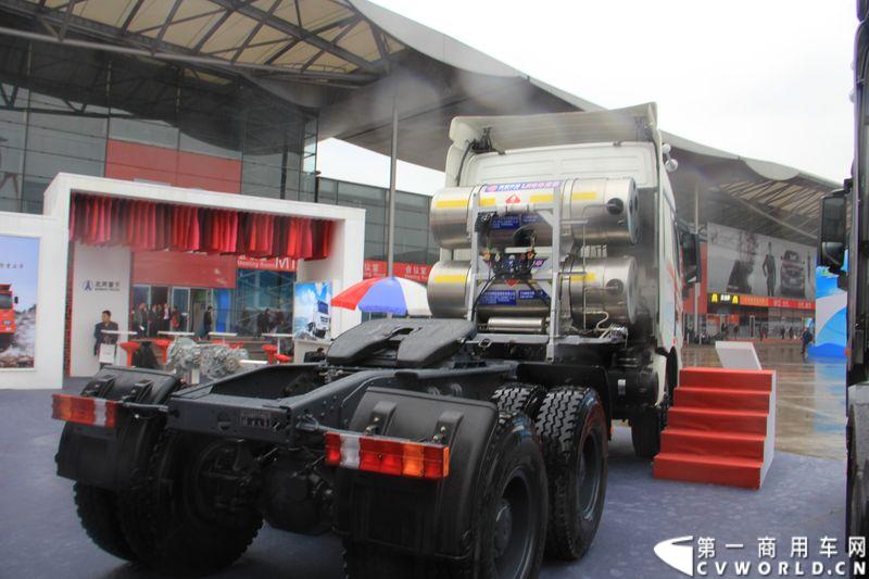 本次上海车展，北奔重汽公司携三款产品参展，其中高端物流车V3HT和窄车身轻量化车V3M两款车都是首次面市。图为北奔ND42500B38J7 V3。