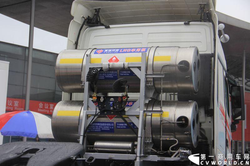 本次上海车展，北奔重汽公司携三款产品参展，其中高端物流车V3HT和窄车身轻量化车V3M两款车都是首次面市。图为北奔ND42500B38J7 V3。