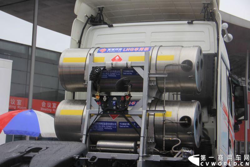 本次上海车展，北奔重汽公司携三款产品参展，其中高端物流车V3HT和窄车身轻量化车V3M两款车都是首次面市。图为北奔ND42500B38J7 V3。