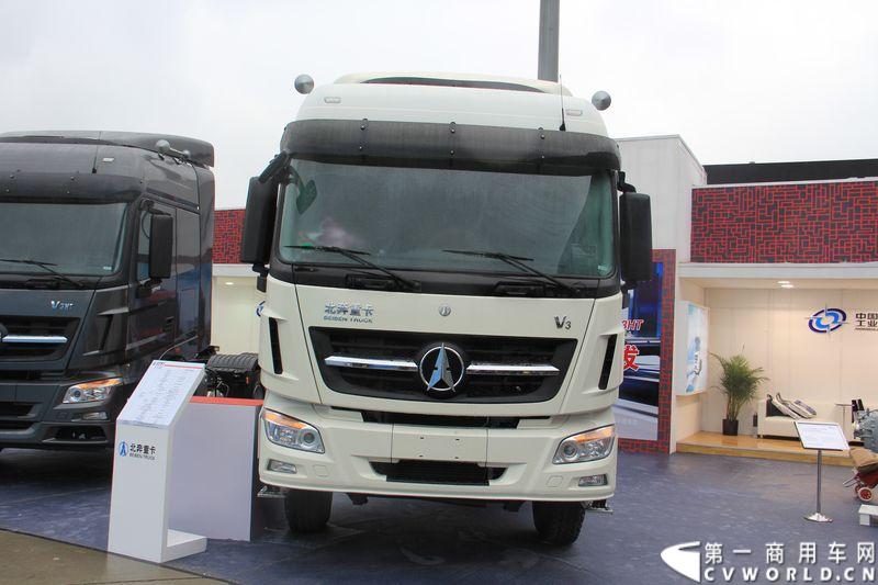 本次上海车展，北奔重汽公司携三款产品参展，其中高端物流车V3HT和窄车身轻量化车V3M两款车都是首次面市。图为北奔ND42500B38J7 V3。