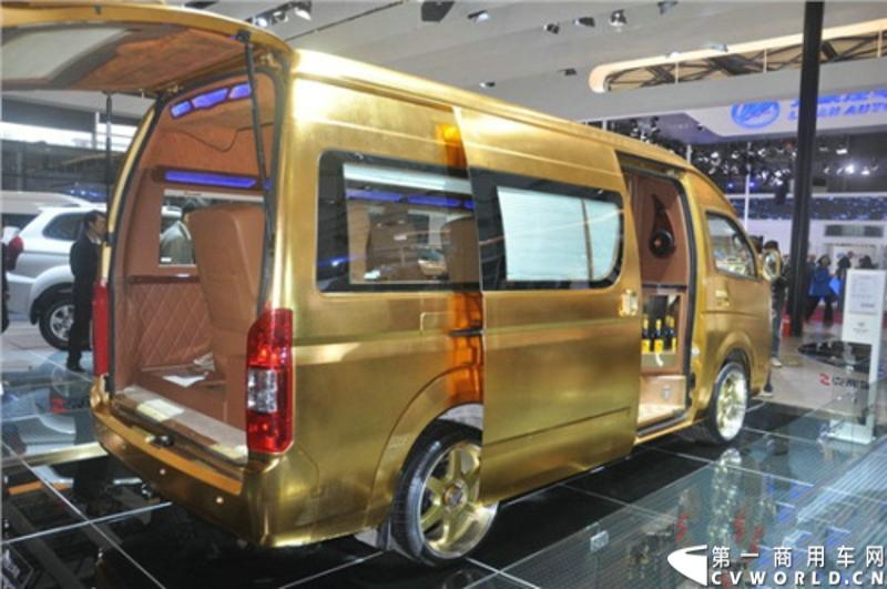 4月19日，福田汽车2013海外市场商务年会在上海召开。在商务年会现场，福田汽车正式发布全新商务汽车品牌（Foton Vans），并同期发布了全新商务车蒙派克S车型和E级车型升级产品。图为福田蒙派克S级黄金版。