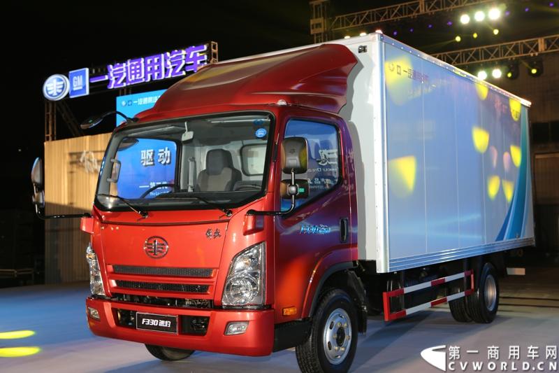 9月16日，中国一汽与美国通用汽车合资后推出的第一款高端轻卡产品解放F330速豹在北京国家体育场上市发布。