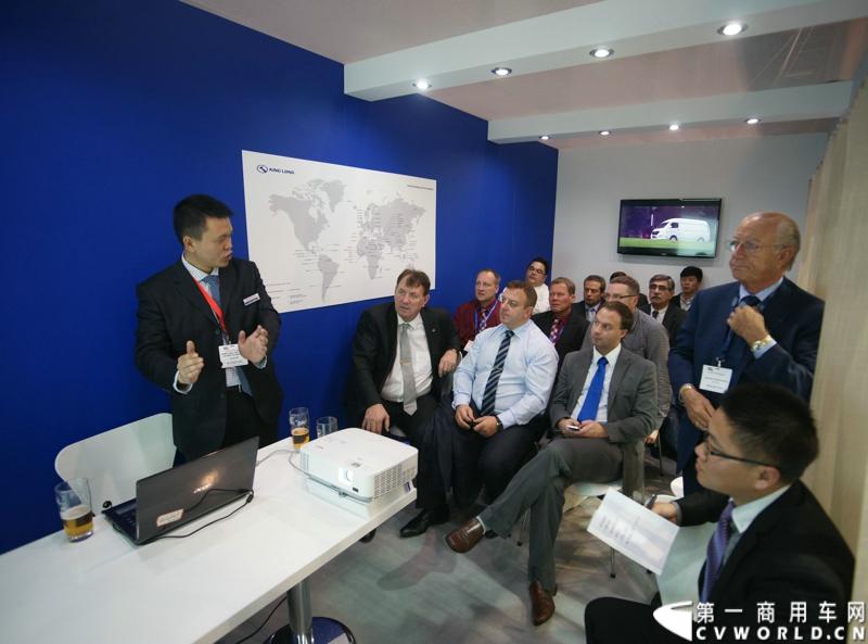 2013年10月，中国客车领军企业大金龙第五次参加BUSWORLD欧洲展，推出三款达到欧六排放标准的精品公路客车，紧跟欧洲客车市场发展步伐，也显示了大金龙稳步拓展欧盟市场的决心。展会上，大金龙还举行了海外出口车第40000辆交车仪式，向世界展示大金龙海外拓展取得的成就。

