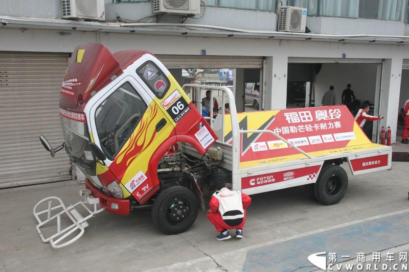 11月3日，2013（第五届）福田奥铃中国勒芒轻卡耐力赛全国总决赛在上海天马赛车场拉开终极对决的大幕。来自全国各大赛区的8支队伍上演了第五届勒芒的巅峰竞技，经过15个小时“换人不换车”的激烈角逐，来自吉林的吉林队以单圈1′42″825的优异成绩最终问鼎2013年福田奥铃中国勒芒赛全国总决赛冠军。图为比赛现场。