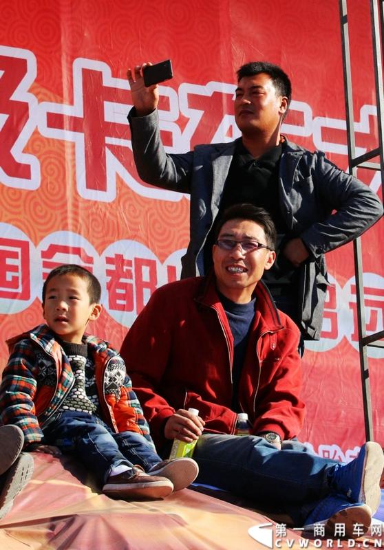 经过了第一天的启动晚会和第二天的赛车巡游后，2013年卡车越野大赛招远站的比赛迎来了真刀真枪的较量——年度总决赛的预赛于11月7日精彩上演。尽管今天举行的仅仅是积分靠后的六支车队争夺最后两个晋级总决赛名额的半决赛，但仍有不少当地闻讯而来的观众来到比赛场地提前领略卡车越野大赛的独特魅力。

