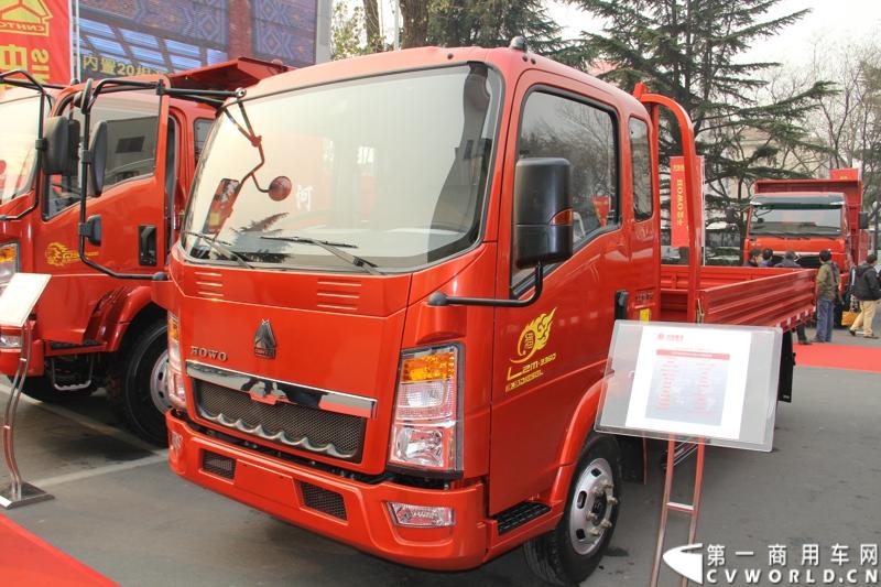 12月17-18日，以“新起点 新征程 新跨越”为主题的中国重汽集团2014年商务大会在济南召开。中国重汽正式发布多品牌战略，将在2014年大力开展“品牌、质量、效益年”活动，力争2014年实现整车销售20万辆，其中重卡14万辆的发展目标。图为商务年会现场展出的重汽HOWO ZZ1047D3414D145 大柴SCR动力载货车。