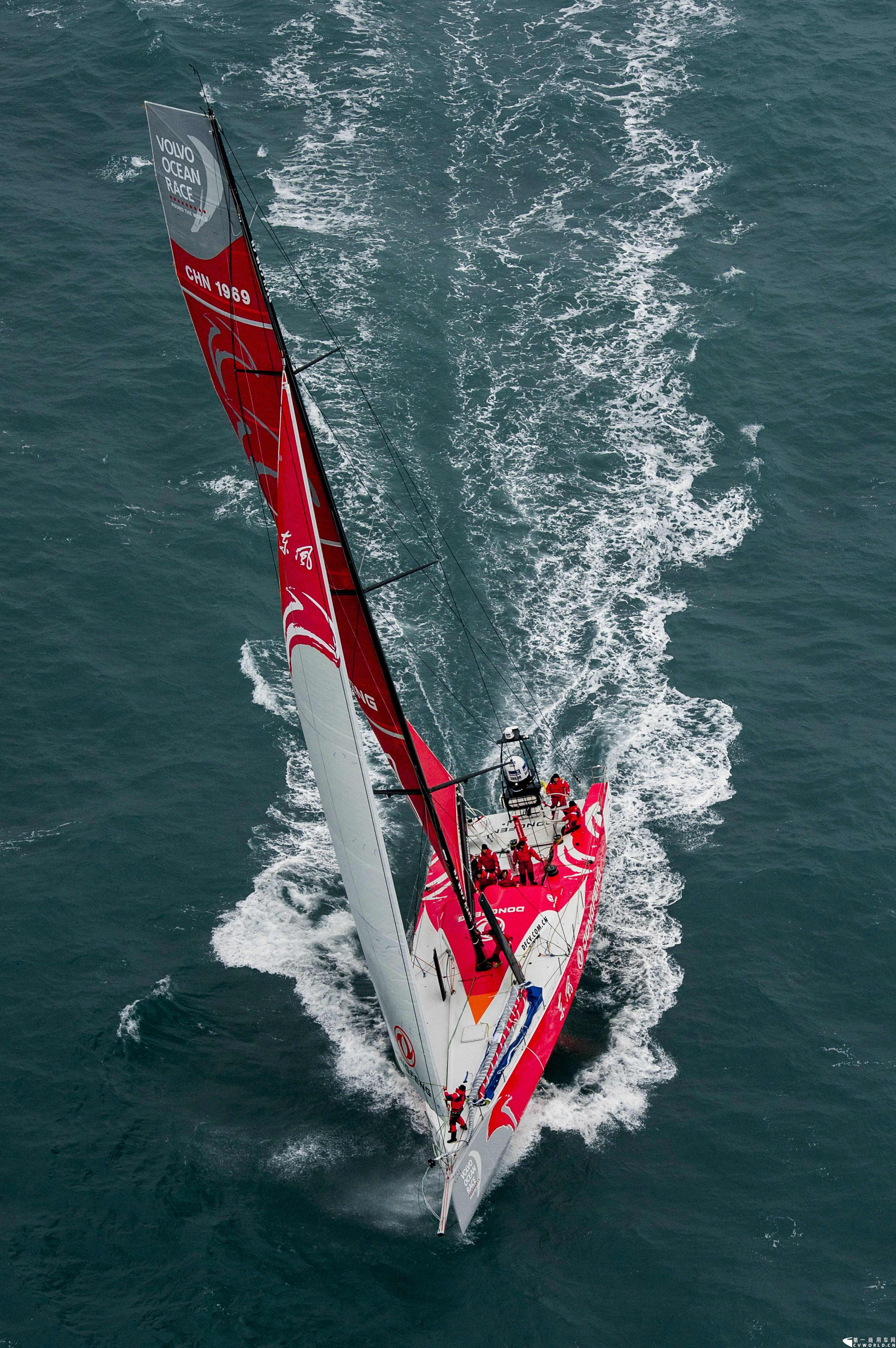 2月26日，中国唯一一艘参加2014-2015年沃尔沃环球帆船赛赛船“东风号”从英国制造完成运抵中国并在三亚市半山半岛首次亮相。同时，全球公开选拔的“东风队”船长和候选船员与大家见面。由东风商用车有限公司独家冠名的“东风号”赛船，将于今年10月由“东风队”驾驶，出征世界顶级帆船赛事，助力中国远洋帆船运动事业的发展。图为“东风号”帆船下海。