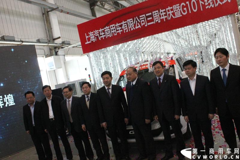 3月21日，上海汽车商用车有限公司在无锡举行成立三周年庆典，首辆上汽大通全领域MPV G10也在无锡生产基地下线。图为嘉宾与首辆下线的G10合影。