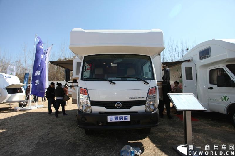 3月20日，第八届北京国际房车露营展在北京房车博览中心开幕，宇通房车的高调亮相，展台面积超过300平米，成为本届房车展中展会面积最大的展商，其携带的7款车型更是人气超旺，引来无数房车爱好者参观体验。图为宇通ZK5046XLJ房车。