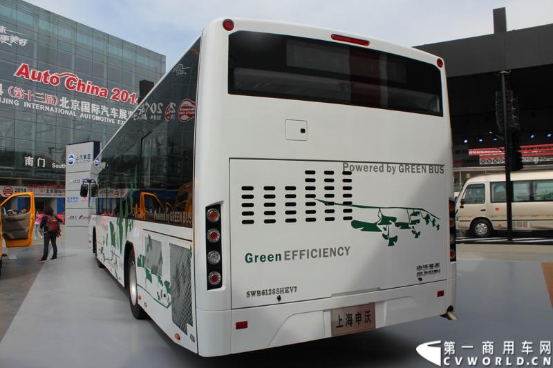 在第十三届北京国际车展上，与“新能源”一词沾边的车型几乎都备受媒体关注，商用车展区的新能源车型同样引来众多媒体的关注。图为上海申沃展出的油电混合动力客车。