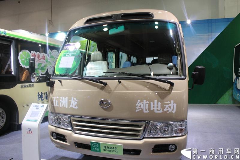 2014北京国际道路运输展5月14日在国家会议中心开幕，五洲龙携三款新锐纯电动客车大作及一辆旗舰型LNG公路客车从深圳及重庆两地长途奔袭抵达会场。图为五洲龙纯电动A6环保客车。