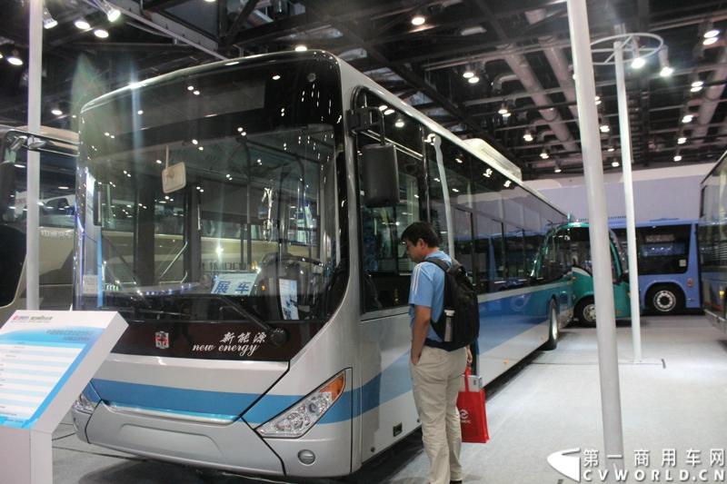 5月14日，2014北京国际道路运输展开幕，中通客车携LCK6128HQD1世嘉、LCK6120HQG定制公交、LCK6122PHEV 插电式混合动力客车三款精品重磅出击，其中新品世嘉的发布引人注目。图为现场展示的中通插电式混合动力客车。