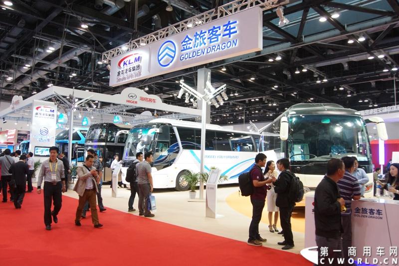 本次展会，厦门金旅携12米凯歌XML6122J18、10米一层半凯歌XML6102高旅游客运高端精品及9米锦程中巴新品集中亮相，再次诠释了金旅“为客户创造价值”的核心理论。图为金旅客车展台。