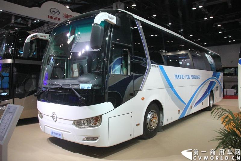 本次展会，厦门金旅携12米凯歌XML6122J18、10米一层半凯歌XML6102高旅游客运高端精品及9米锦程中巴新品集中亮相，再次诠释了金旅“为客户创造价值”的核心理论。图为金旅XML6122J18凯歌系列豪华客车。