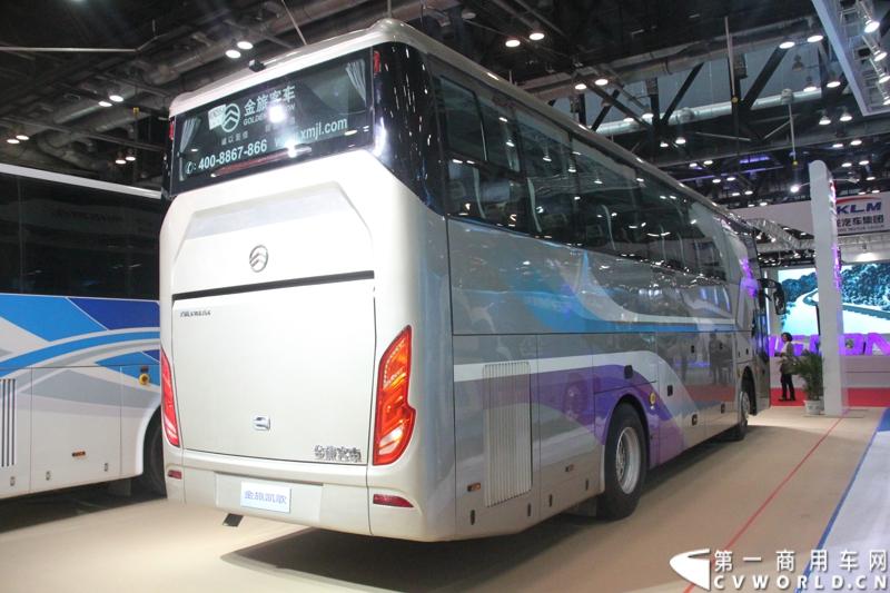 本次展会，厦门金旅携12米凯歌XML6122J18、10米一层半凯歌XML6102高旅游客运高端精品及9米锦程中巴新品集中亮相，再次诠释了金旅“为客户创造价值”的核心理论。图为金旅XML6122J18凯歌系列豪华客车。