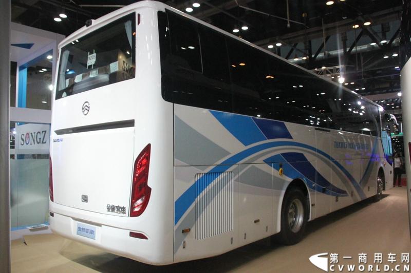 本次展会，厦门金旅携12米凯歌XML6122J18、10米一层半凯歌XML6102高旅游客运高端精品及9米锦程中巴新品集中亮相，再次诠释了金旅“为客户创造价值”的核心理论。图为金旅XML6122J18凯歌系列豪华客车。