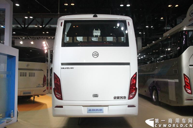 本次展会，厦门金旅携12米凯歌XML6122J18、10米一层半凯歌XML6102高旅游客运高端精品及9米锦程中巴新品集中亮相，再次诠释了金旅“为客户创造价值”的核心理论。图为金旅XML6122J18凯歌系列豪华客车。