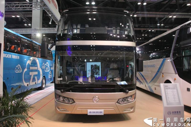 本次展会，厦门金旅携12米凯歌XML6122J18、10米一层半凯歌XML6102高旅游客运高端精品及9米锦程中巴新品集中亮相，再次诠释了金旅“为客户创造价值”的核心理论。图为金旅XML6102金旅凯歌层半客车。