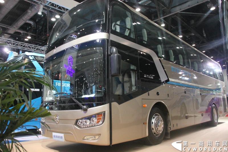 本次展会，厦门金旅携12米凯歌XML6122J18、10米一层半凯歌XML6102高旅游客运高端精品及9米锦程中巴新品集中亮相，再次诠释了金旅“为客户创造价值”的核心理论。图为金旅XML6102金旅凯歌层半客车。