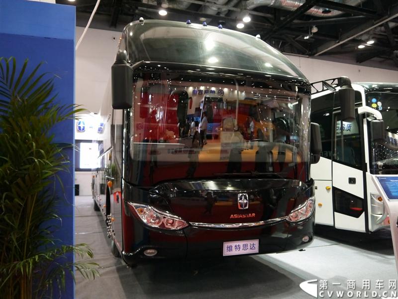 此次道路运输展，亚星客车携四款新车亮相，他们分别是YBL6148H、JS6128G、YBL6905H、YBL6127,这四款车型均属于亚星维特思达。图为亚星维特思达YBL6148H双风挡大型公路客车。