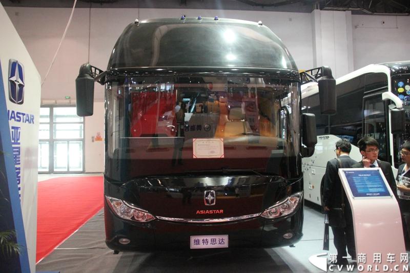 此次道路运输展，亚星客车携四款新车亮相，他们分别是YBL6148H、JS6128G、YBL6905H、YBL6127,这四款车型均属于亚星维特思达。图为亚星维特思达YBL6148H双风挡大型公路客车。