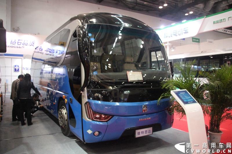此次道路运输展，亚星客车携四款新车亮相，他们分别是YBL6148H、JS6126G、YBL6905H、YBL6127,这四款车型均属于亚星维特思达。图为亚星维特思达YBL905H5 LNG公路客车。