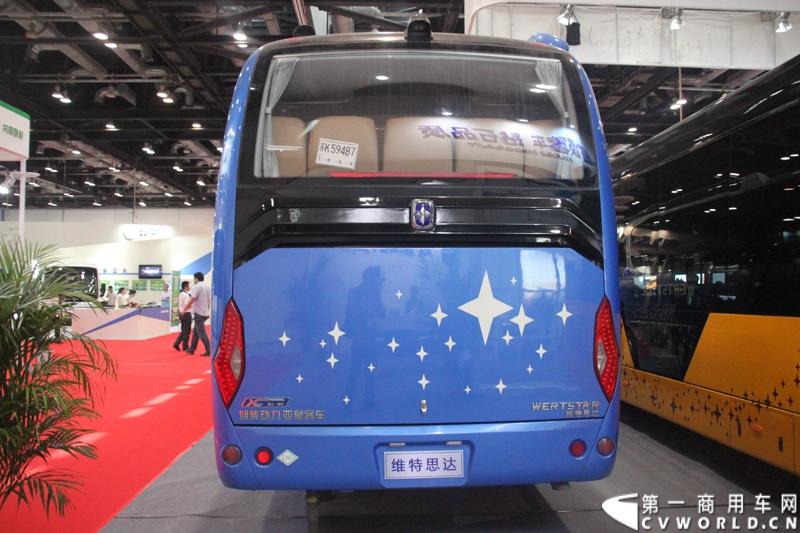 此次道路运输展，亚星客车携四款新车亮相，他们分别是YBL6148H、JS6126G、YBL6905H、YBL6127,这四款车型均属于亚星维特思达。图为亚星维特思达YBL905H5 LNG公路客车。