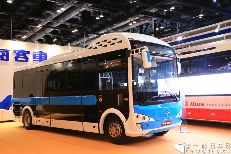 2014年北京道路运输展上，黄海客车携DD6821G01、DD6125CHEV1、DD6109PHEV1N、DD6930C01FX四款创新产品亮相。图为黄海DD6821G01超级巴士。