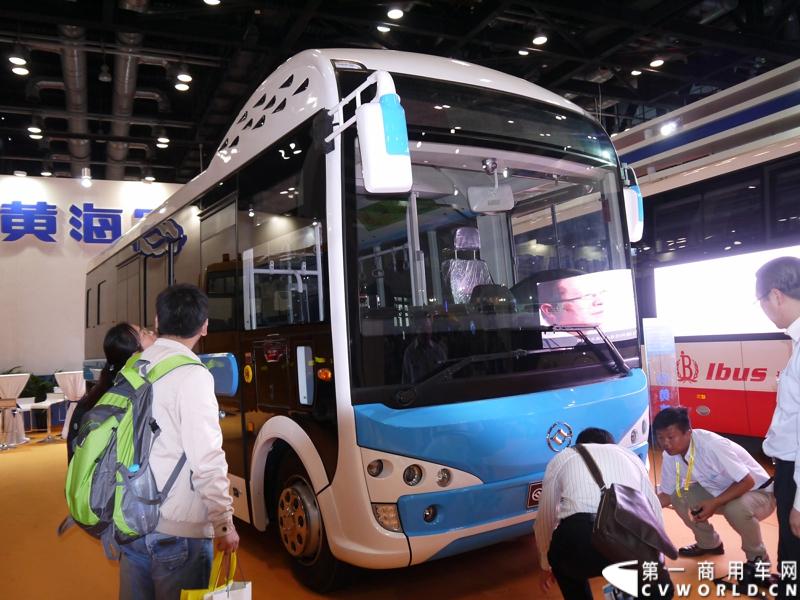 2014年北京道路运输展上，黄海客车携DD6821G01、DD6125CHEV1、DD6109PHEV1N、DD6930C01FX四款创新产品亮相。图为黄海DD6821G01超级巴士。