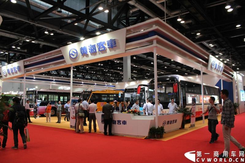 2014年北京道路运输展上，黄海客车携DD6821G01、DD6125CHEV1、DD6109PHEV1N、DD6930C01FX四款创新产品亮相。图为黄海客车展台。